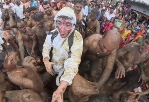 American Participates in Hindu 'Poop-Throwing' Tradition, Documents It